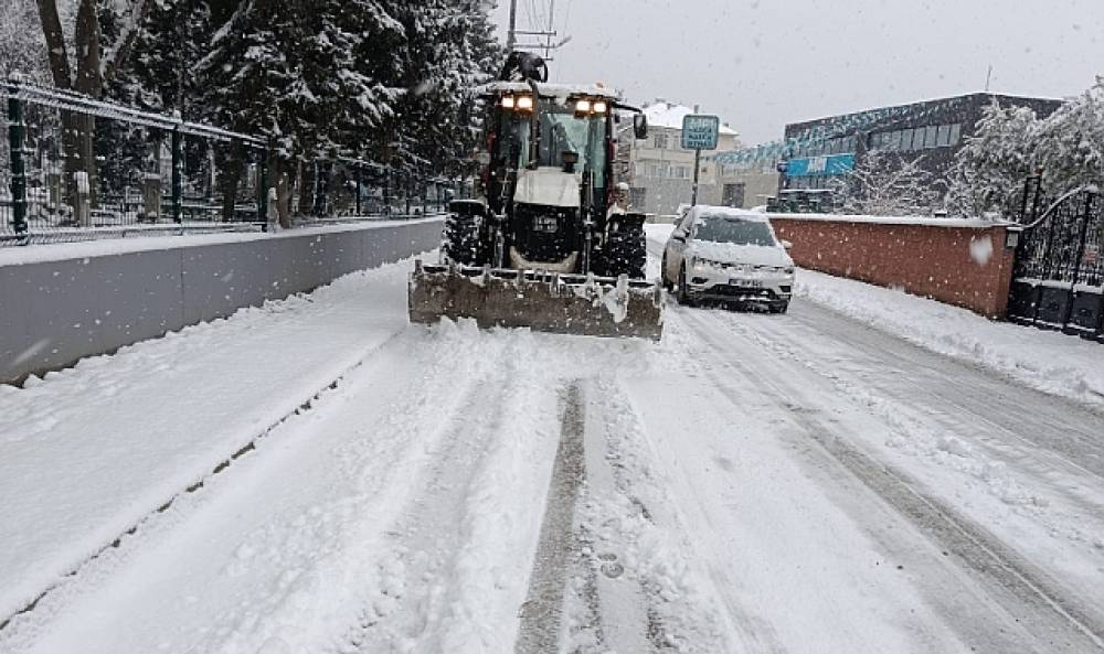Nil&uuml;fer'de kar yağışına karşı kesintisiz mesai