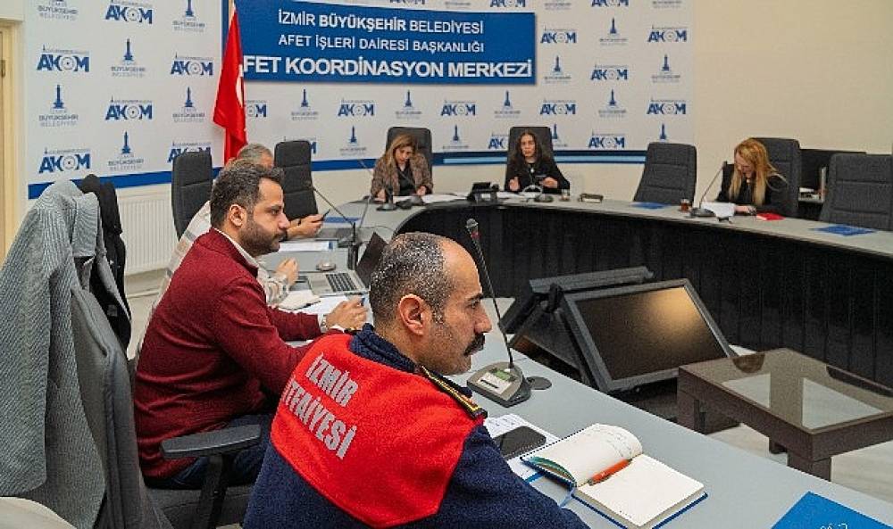 İzmir B&uuml;y&uuml;kşehir Belediyesi'nden turuncu kod alarmı: Kriz masası devrede, t&uuml;m birimler sahada