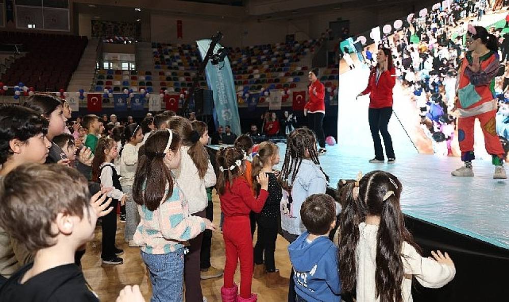 "Okula Bi' Mola", İzmit'te salona sığmadı