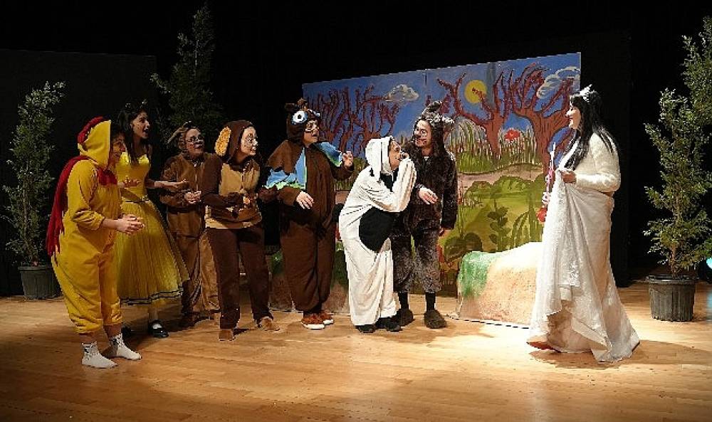 Masal D&uuml;nyası minik izleyicilerle buluştu