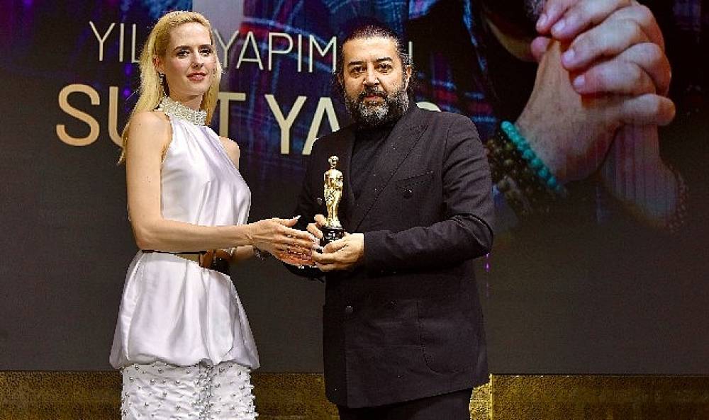 Suat Yan&ccedil; 'Yılın En İyi Yapımcısı' &ouml;d&uuml;l&uuml;n&uuml; aldı
