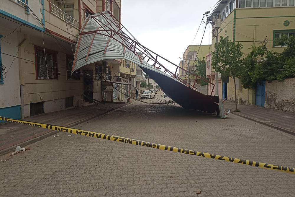Çınar ilçesinde şiddetli rüzgâr çatının uçmasına yol açtı