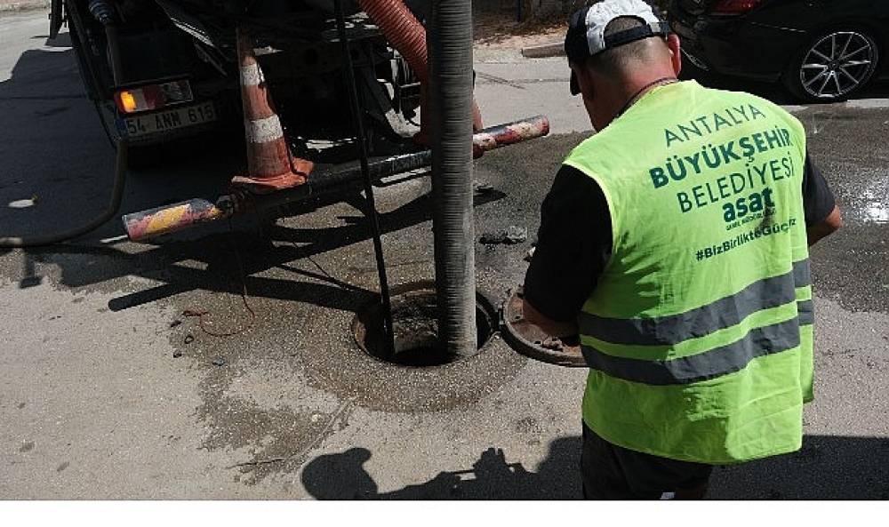 ASAT kanalizasyon hattı temizliği ve kapak d&uuml;zenleme &ccedil;alışmalarını s&uuml;rd&uuml;r&uuml;yor