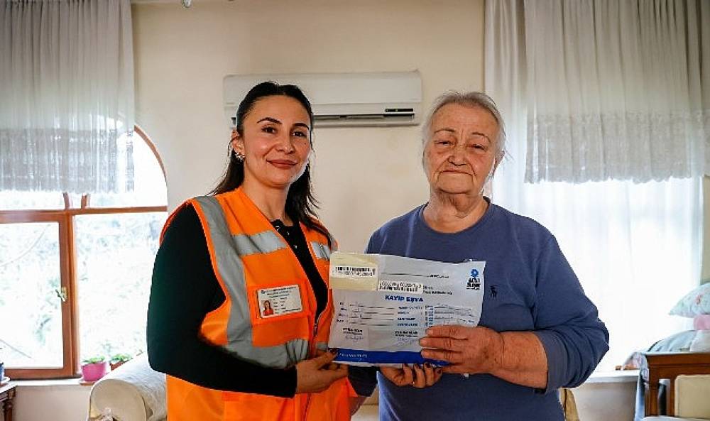 Otob&uuml;ste unutulan c&uuml;zdan B&uuml;y&uuml;kşehir ekiplerince sahibine teslim edildi 