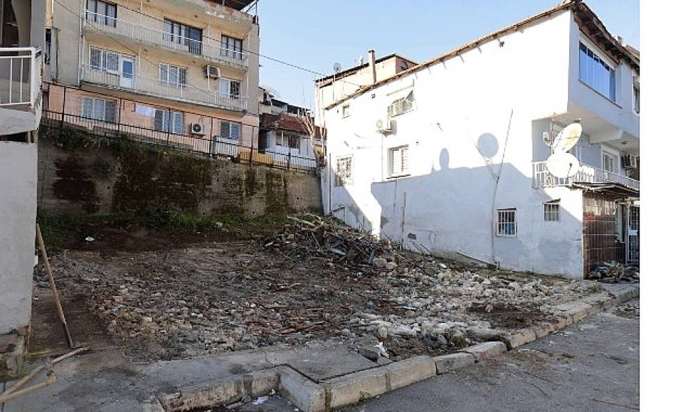 Konak'ta metruk bina yıkımları s&uuml;r&uuml;yor