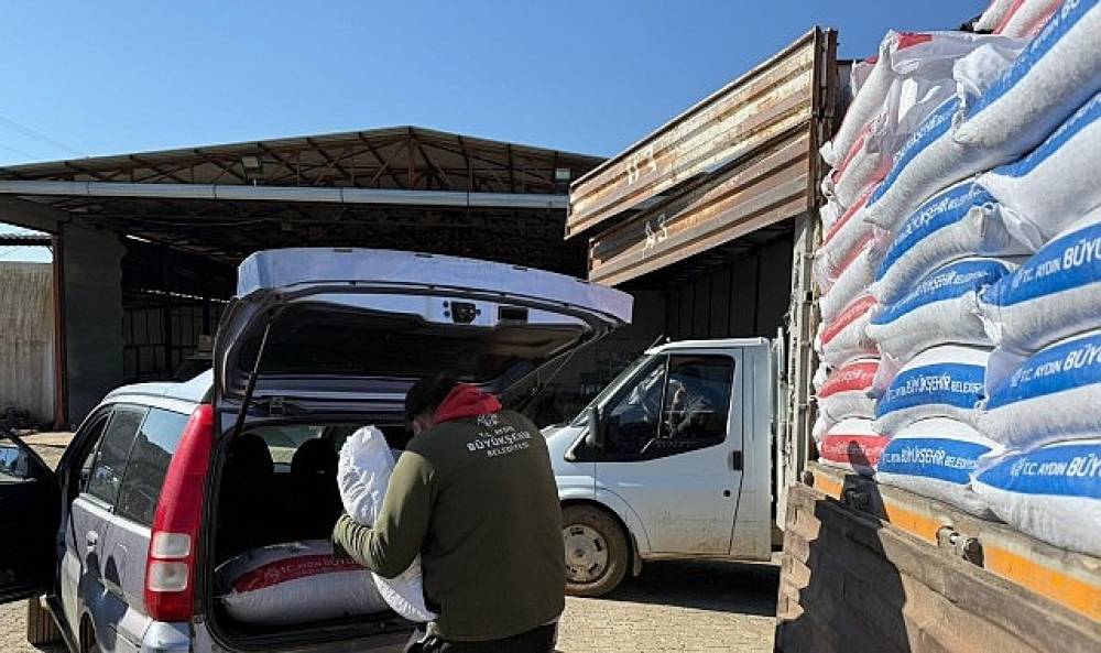 Başkan &Ccedil;er&ccedil;ioğlu'ndan Karacasu'da K&uuml;&ccedil;&uuml;k &Uuml;reticilere Yem Desteği