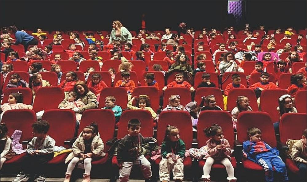 Başkan &Ccedil;er&ccedil;ioğlu Minik Sanatseverleri Tiyatro ile Buluşturdu