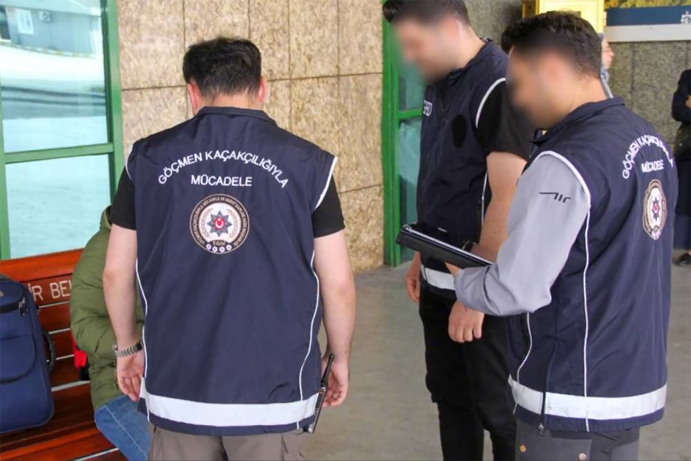 Ülke genelinde düzensiz göç denetimi: 547 göçmen yakalandı, 21 organizatör gözaltında