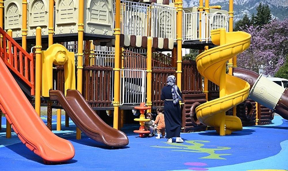 Kemer'de parklar yenileniyor 