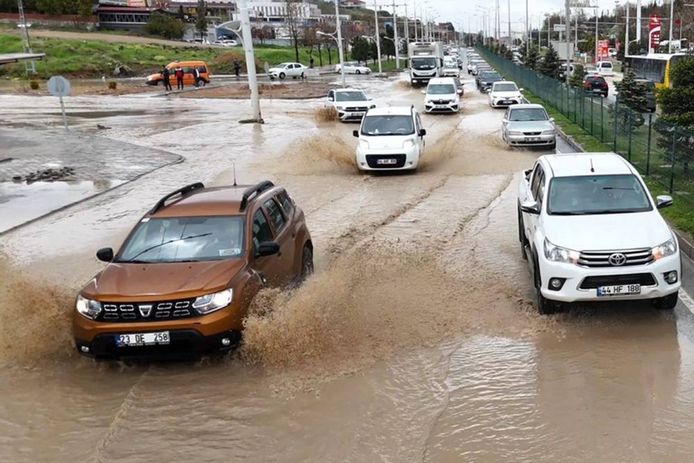 Malatya'da sağanak yağış nedeniyle caddeler su birikintileri ile doldu