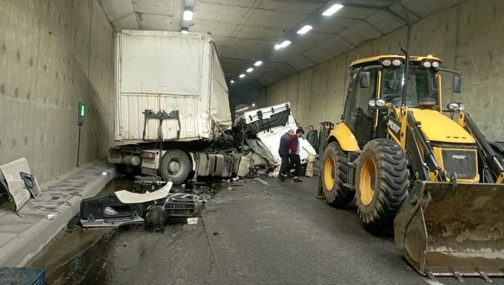 Erkenek Tüneli'nde TIR duvara çarptı: 1 ağır yaralı 