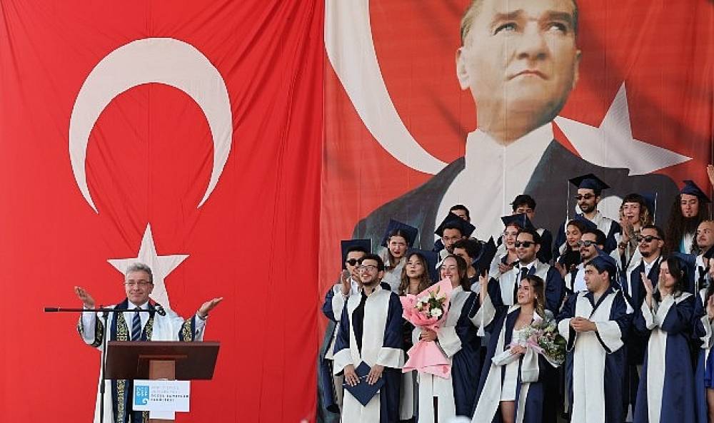DE&Uuml; G&uuml;zel Sanatlar Fak&uuml;ltesinde Mezuniyet Coşkusu: Başkan Cemil Tugay, Eşinin Mezuniyet Sevincine Ortak Oldu