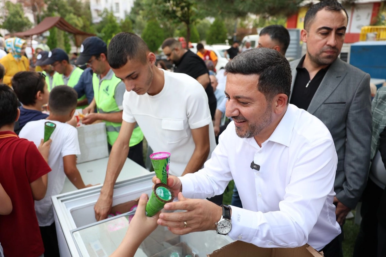 Belediye Başkanı Arı'dan Dondurma Sürprizi