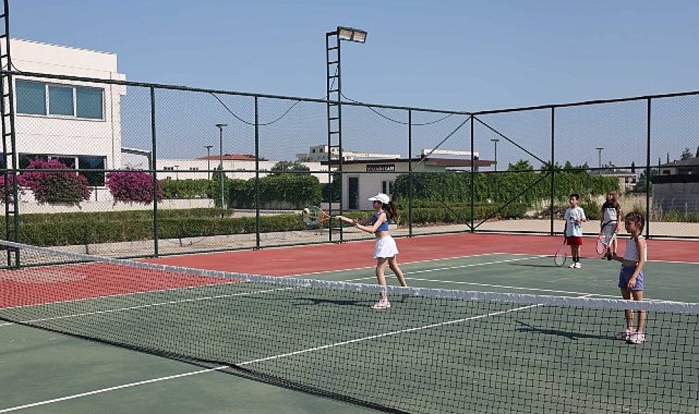 Antalya'da Her Yaşa Uygun Ücretsiz Tenis Kursu Başladı