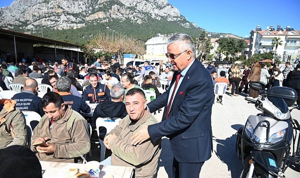 Başkan Yardımcısı G&uuml;l'den belediye personeline yemek