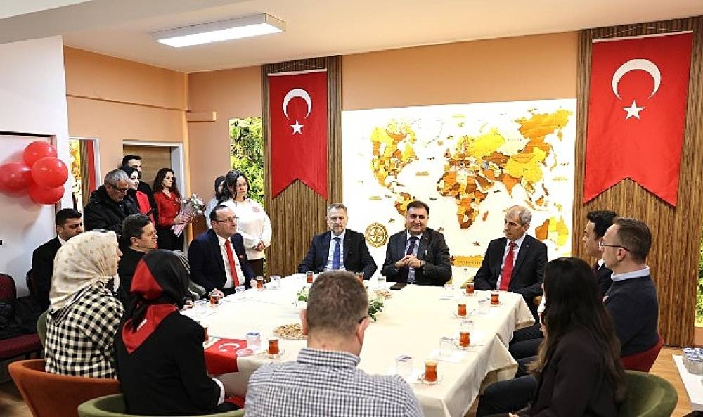 Bayrampaşa'da ikinci d&ouml;nem bayrak sevgisiyle başladı