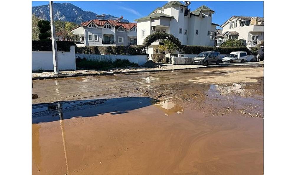 Şiddetli yağış sonrası 50 trakt&ouml;r bal&ccedil;ık ve kum temizlendi