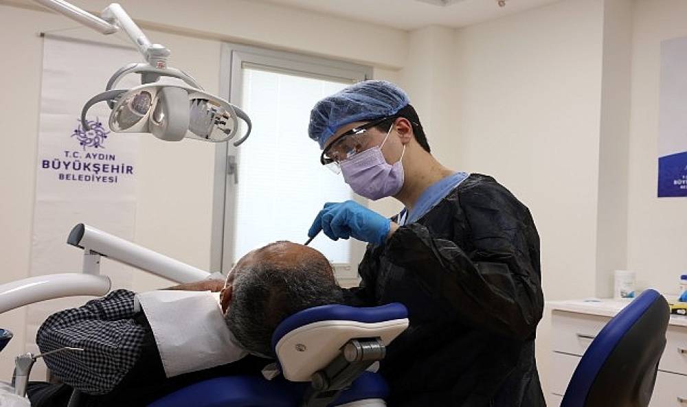 Aydın Ağız Ve Diş Sağlığı Polikliniği'nin İlk G&uuml;n&uuml;nde Vatandaşlardan Yoğun İlgi