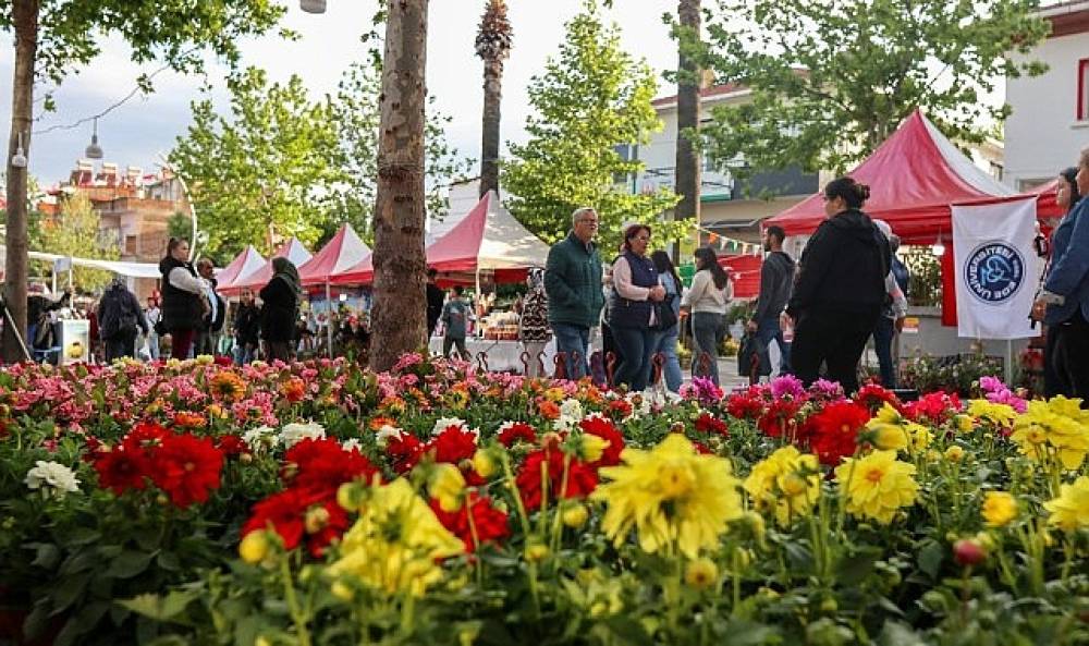  Bayındır 26. Uluslararası Çiçek Festivali'nin ilk Günü Dolu Dolu Geçti