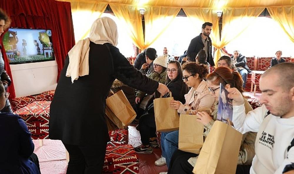 G&ouml;n&uuml;llerde K&ouml;pr&uuml; Kuran Ziyaret