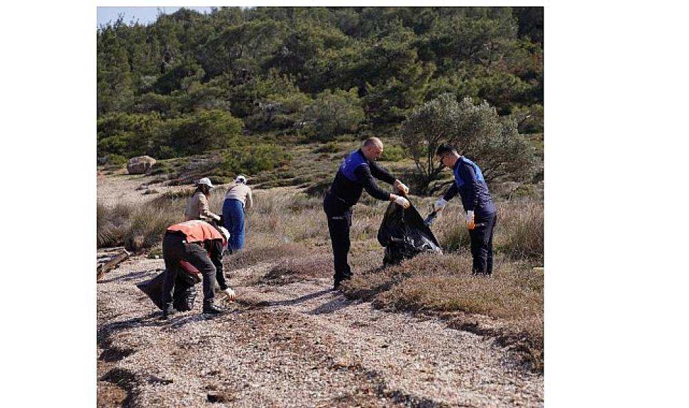 Lastikler, Naylon Atıklar ve Cam Şişeler &Ccedil;evre G&ouml;n&uuml;ll&uuml;leri Tarafından Titizlikle Toplandı.