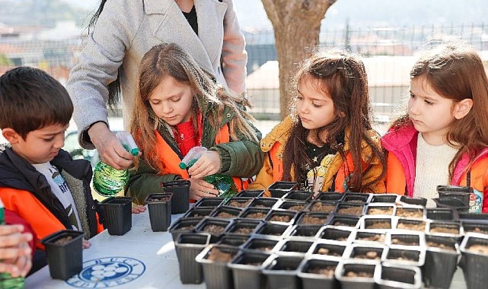 Buca Belediyesi Kızılçullu Tarım Okulu'nda çocuklara tarım eğitimi veriyor