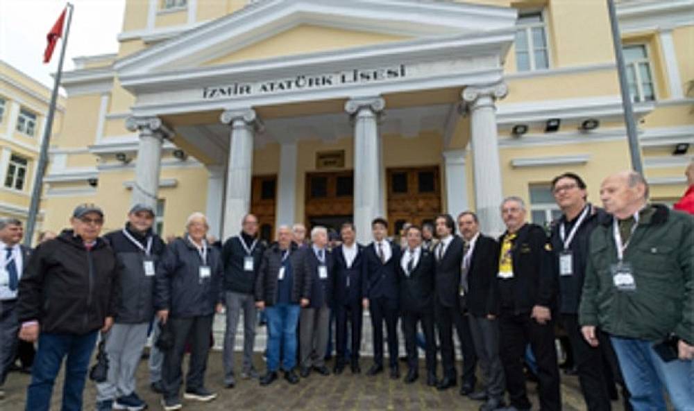 Tugay, mezunlarla pilav g&uuml;n&uuml;nde buluştu