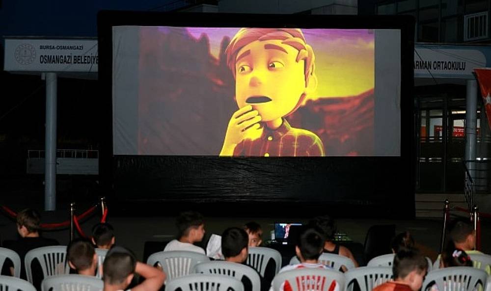 Osmangazi Belediyesi &Ccedil;ocuklara Yazlık Sinema Keyfi Yaşatıyor