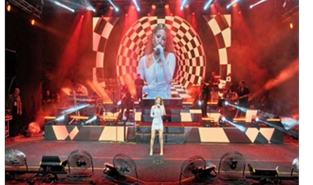 Derya Uluğ İzmir Fuarı'nda Coşturdu