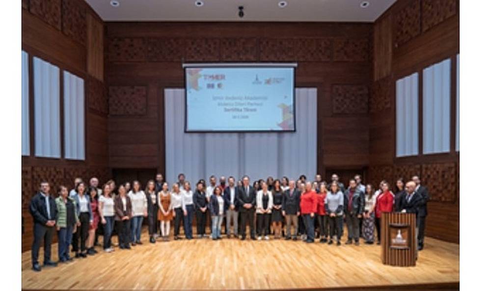 Akdeniz Dilleri Merkezi'nden sertifika coşkusu