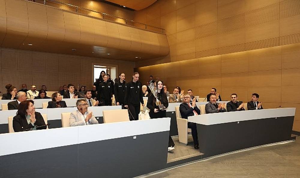 Nil&uuml;fer'in gen&ccedil; sporcuları başarılarını belediye meclisinde paylaştı