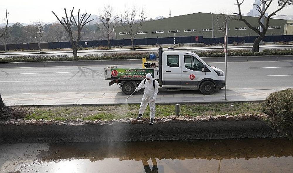 Ke&ccedil;i&ouml;ren'de Larva M&uuml;cadelesi ve Bordo Bulamacı Uygulamaları Aralıksız Devam Ediyor