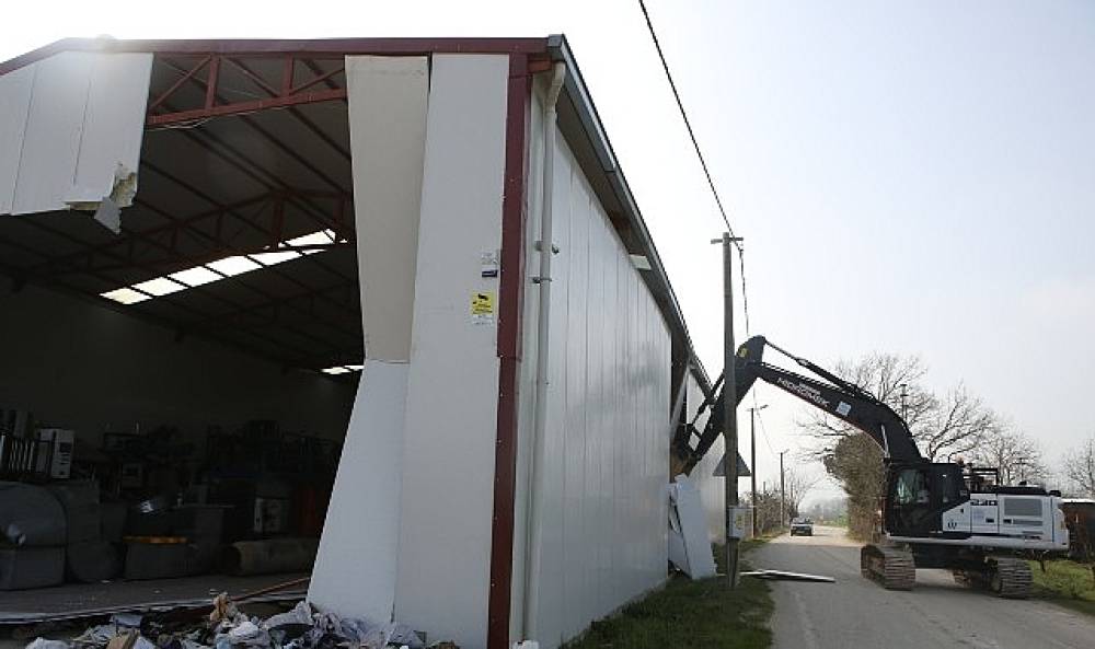 Nil&uuml;fer'de tarım alanındaki 900 metrekarelik ka&ccedil;ak yapı yıkıldı