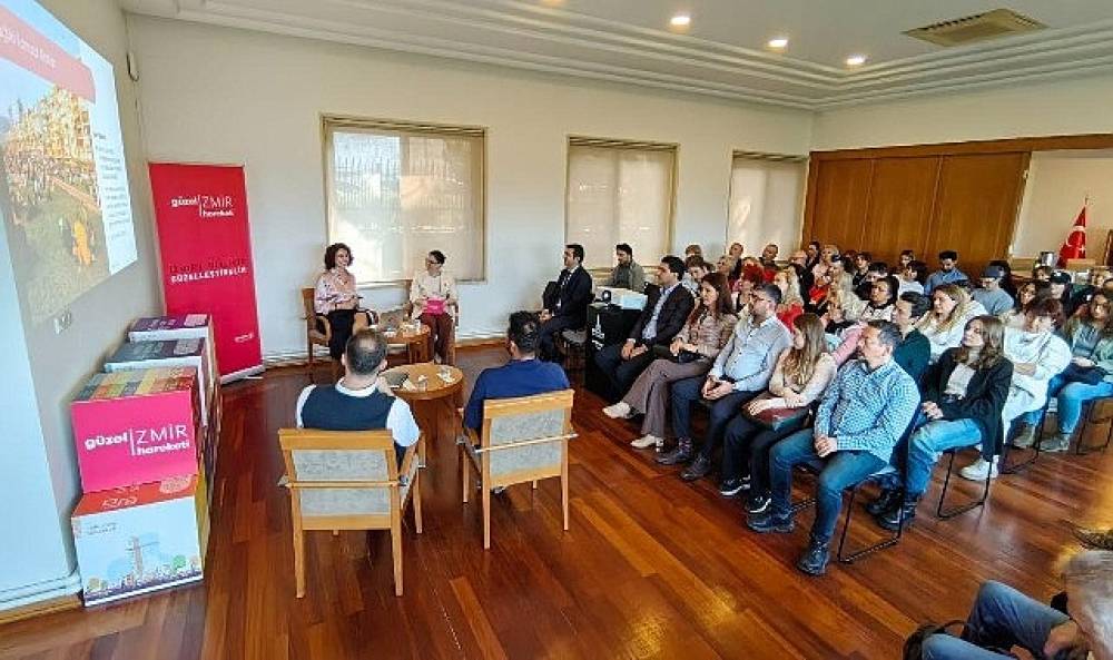 İzmir'in Kamusal Mekan S&ouml;yleşileri'nde &uuml;&ccedil;&uuml;nc&uuml; oturum