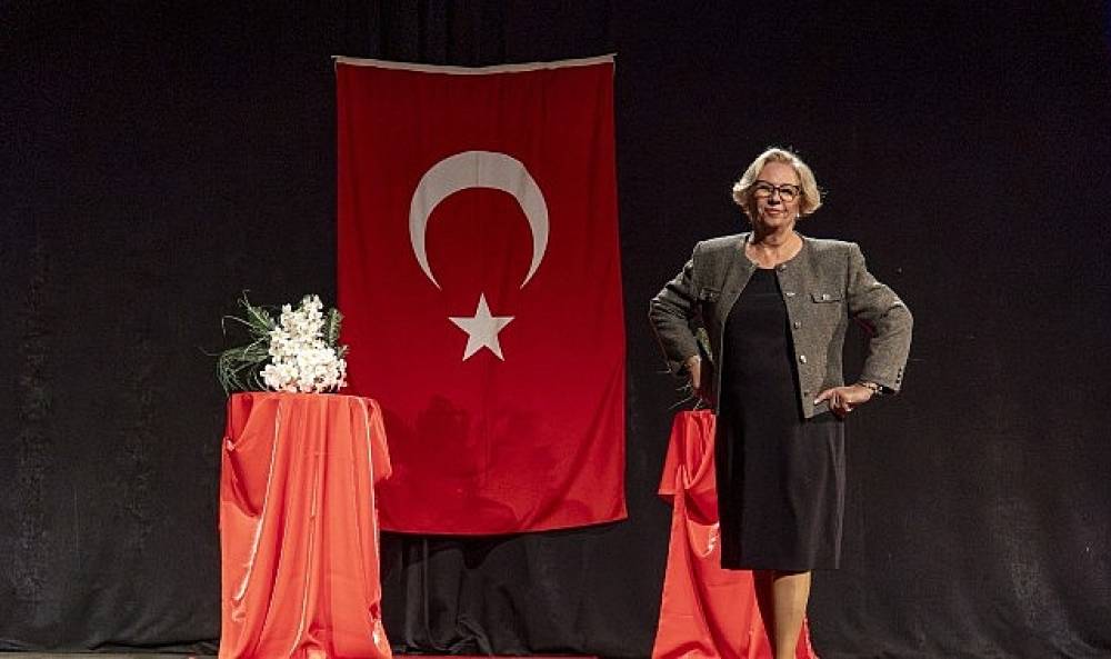 Karşıyaka'nın çınarlarından renkli defile 