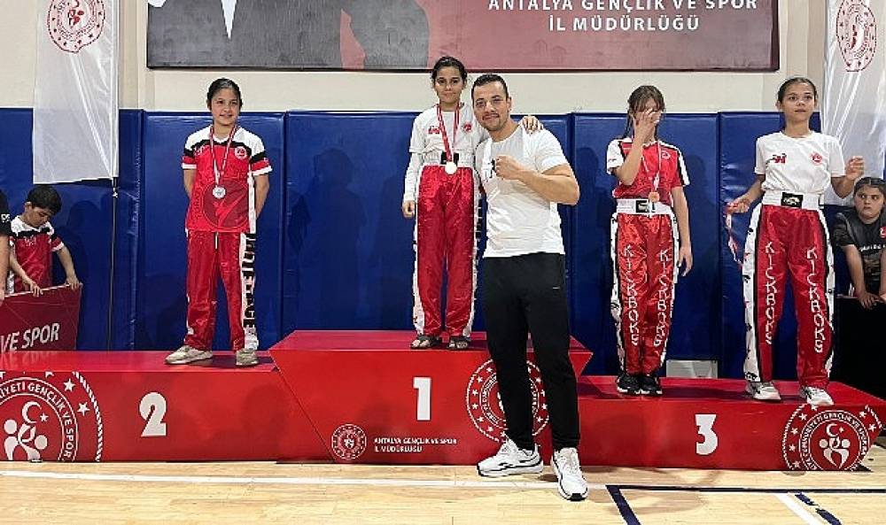 Belediye kick boks sporcularından büyük başarı  