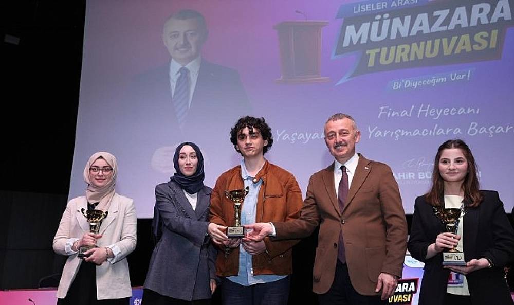 Başkan B&uuml;y&uuml;kakın, gen&ccedil;lerin m&uuml;nazarasından &ccedil;ok etkilendi: &ldquo;Yarınlarımız emin ellerde"