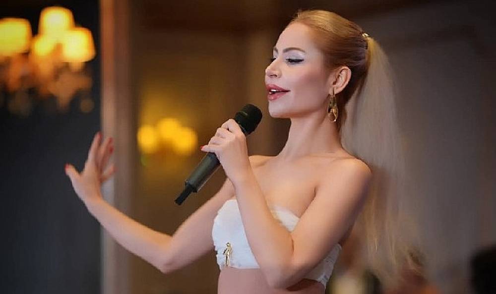 Yılın Sosyal Sorumluluk Projelerine destek veren sanat&ccedil;ısı G&uuml;l G&ouml;k&ccedil;e Korkmaz