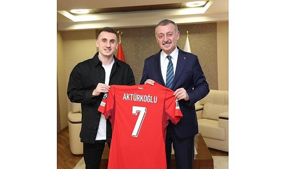 Kerem Akt&uuml;rkoğlu'ndan Başkan B&uuml;y&uuml;kakın'a Milli forma   