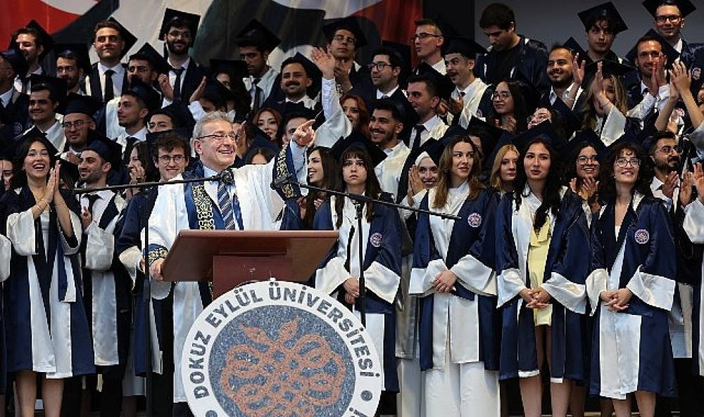 DE&Uuml; Tıp Fak&uuml;ltesi'nde 48. D&ouml;nem Mezuniyet Coşkusu Yaşandı