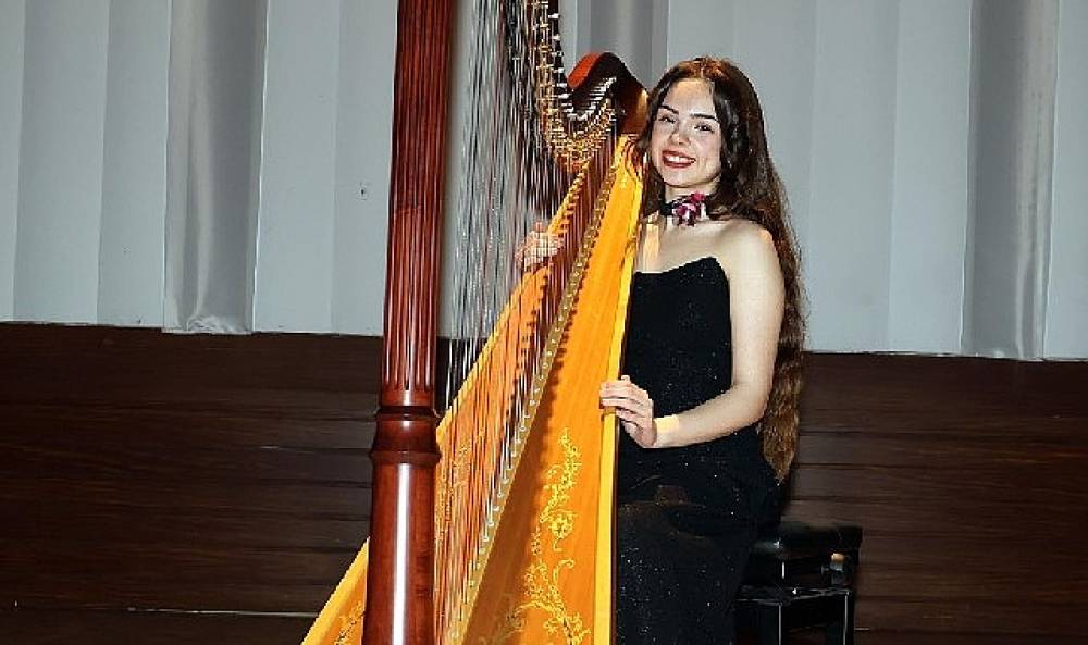 Milano'dan İzmir'e Uzanan Başarı: Zeynep Duru G&uuml;le&ccedil;'ten Alkış Alan Arp Resitali