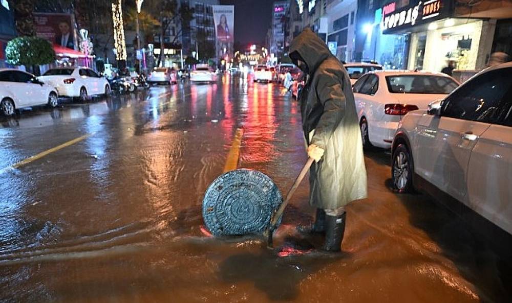 Manisa B&uuml;y&uuml;kşehir ve MASKİ'den Yağış Mesaisi: Ekipler T&uuml;m Gece Sahadaydı