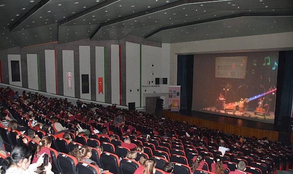 1. Lefkoşa &Ccedil;ocuk Tiyatrosu Şenliği &ldquo;Sesler &Uuml;lkesi" Oyunuyla Başladı