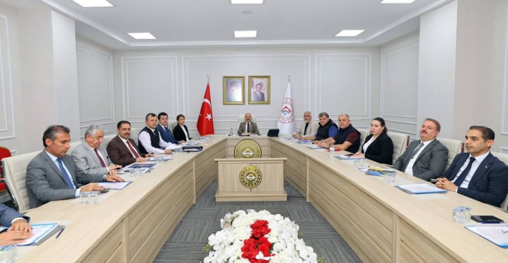 ŞİDDETE SIFIR TOLERANS: KADINA YÖNELİK ŞİDDETLE MÜCADELE TOPLANTISI VALİ VAROL BAŞKANLIĞINDA GERÇEKLEŞTİRİLDİ