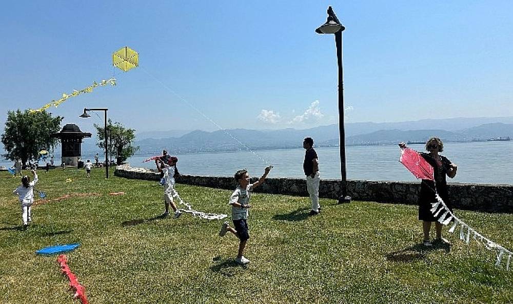 U&ccedil;urtmalar Kocaeli'den barışa u&ccedil;tu; Diplomat &ccedil;ocukları "Barış" i&ccedil;in u&ccedil;urtma u&ccedil;urdu