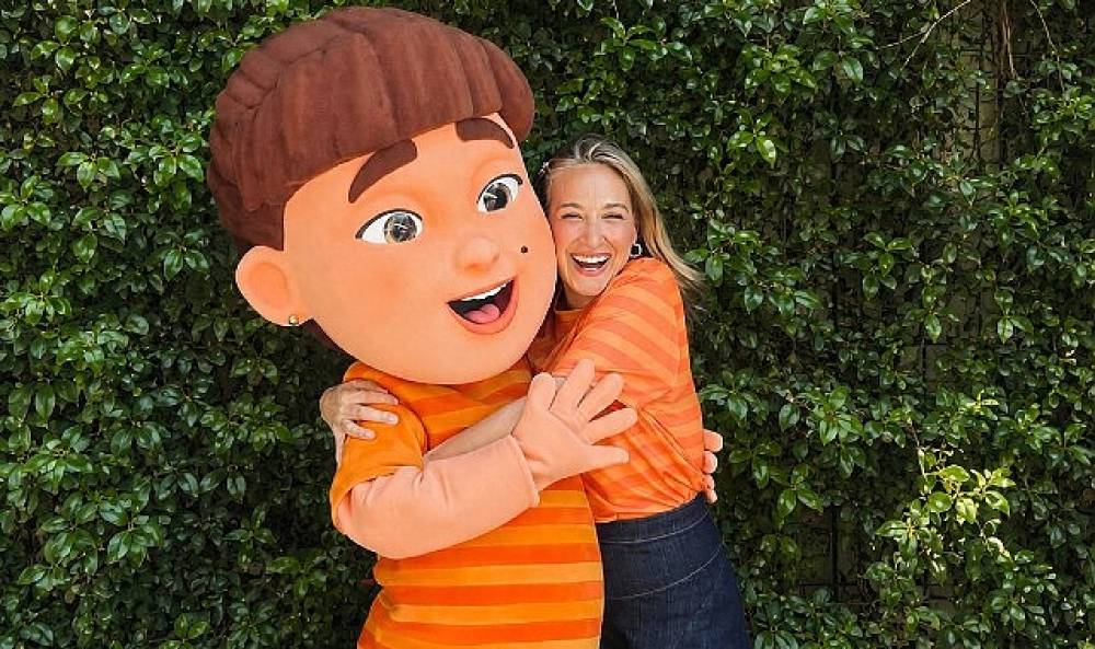 Gupse &Ouml;zay, 'Gupi' ile Yaratıcı &Ccedil;ocuk Festivali'nde minik hayranlarıyla buluştu