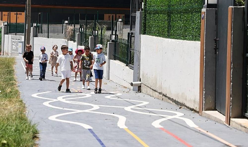 Buca'da Çocuklar İçin Renkli Oyun Sokakları