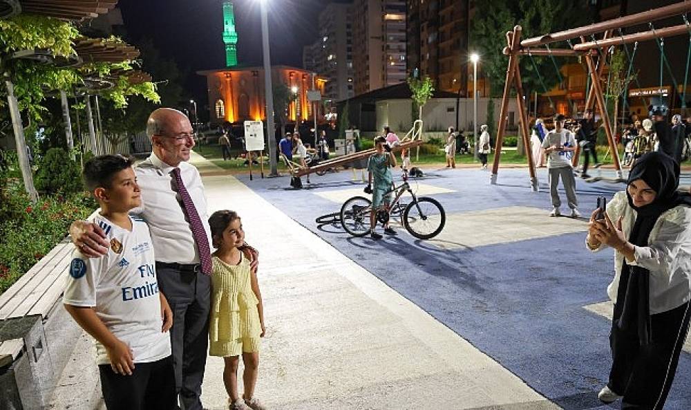Başkan &Ouml;zg&ouml;k&ccedil;en, Pekyatırmacı ve Bağcı Şefikcan Parkı'nda Vatandaşlarla Bir Araya Geldi