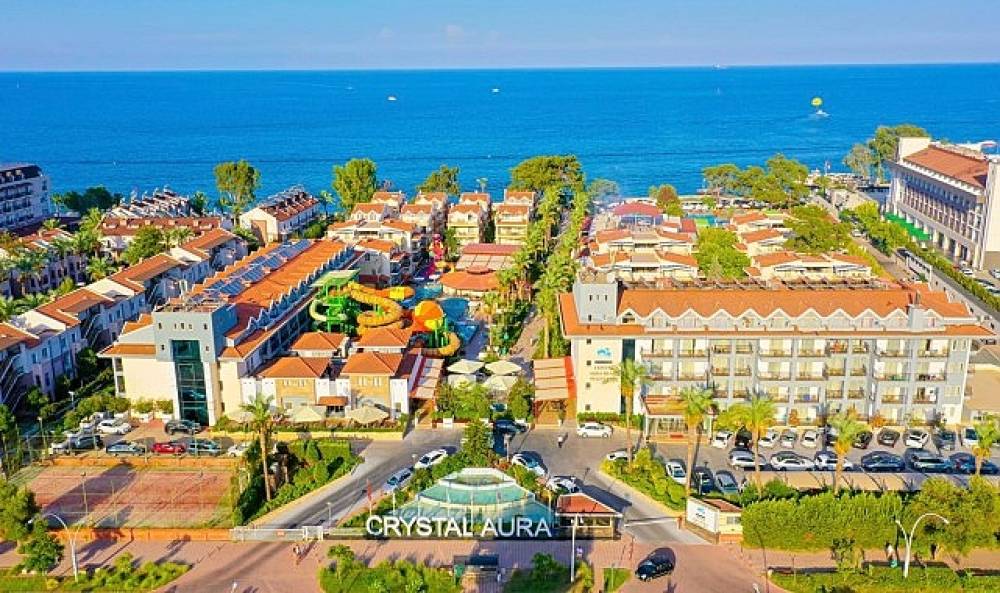 Kemer'de &Ccedil;evre Duyarlılığı &Ouml;d&uuml;lle Ta&ccedil;landı: Crystal Aura Aqua Collection'a Anlamlı Plaket