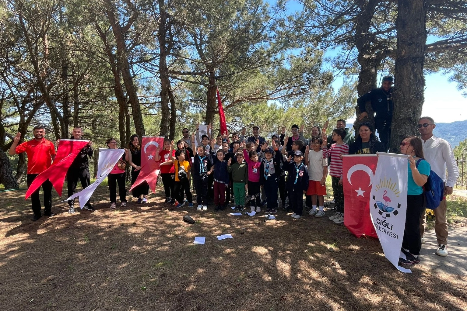 ÇİĞLİ BELEDİYESİ’NDEN GENÇLERE DOĞA DOSTU EĞİTİM: İZCİLİK PROGRAMI DEVAM EDİYOR